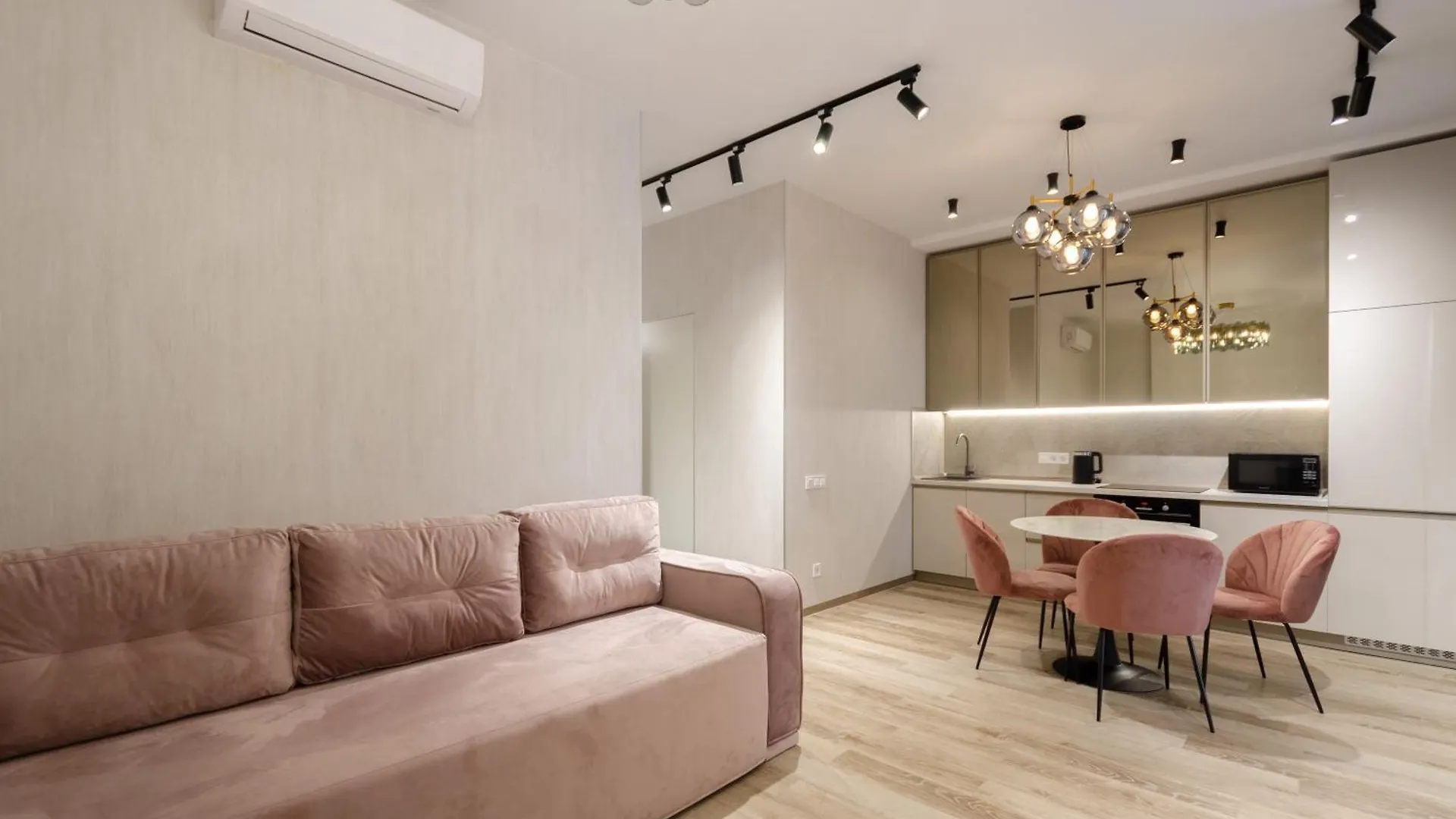 Petrovdom Apartments 11-149 In Rc Zemchuzhina 38, Zhylianska 68 基輔