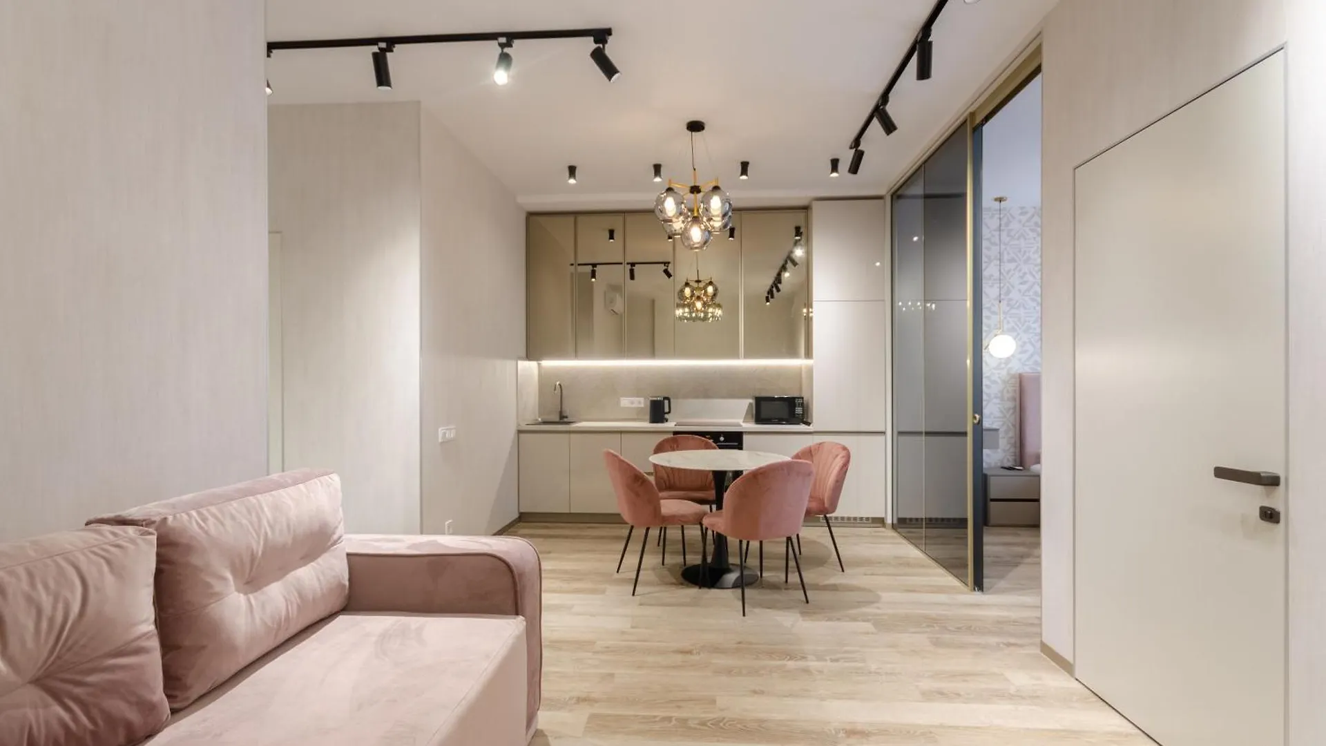 Petrovdom Apartments 11-149 In Rc Zemchuzhina 38, Zhylianska 68 基輔