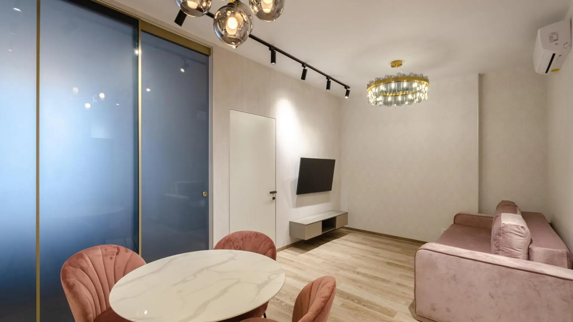 Petrovdom Apartments 11-149 In Rc Zemchuzhina 38, Zhylianska 68 基輔
