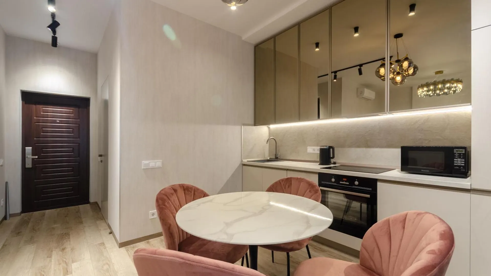 Petrovdom Apartments 11-149 In Rc Zemchuzhina 38, Zhylianska 68 基輔